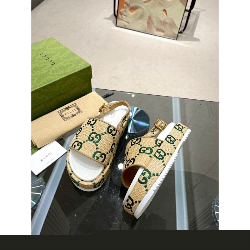 G*u*i sandals